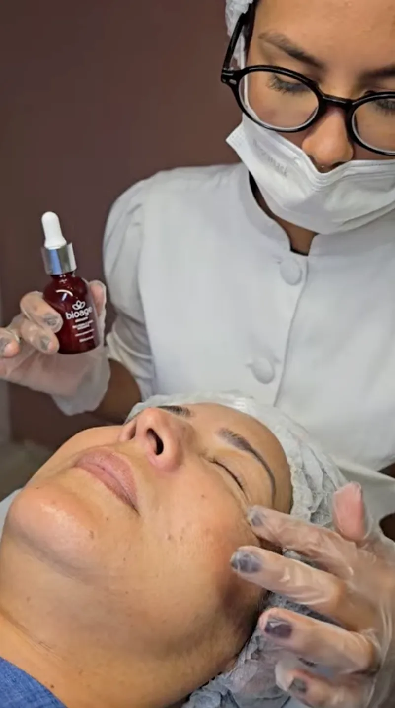 Aplicação de Cryotecar facial na Refinada Beauty, em Maceió