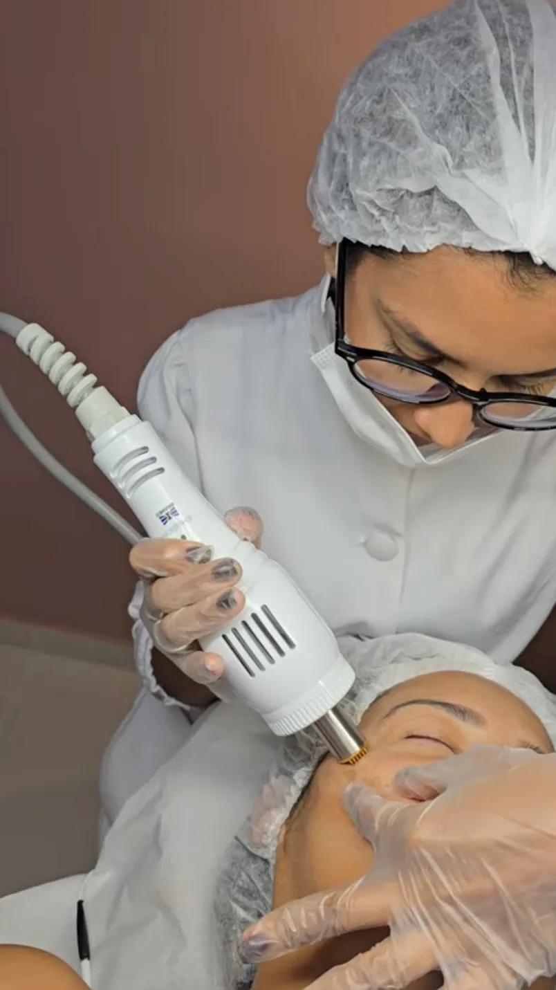 Cuidado facial durante tratamento de estética avançada na Refinada Beauty